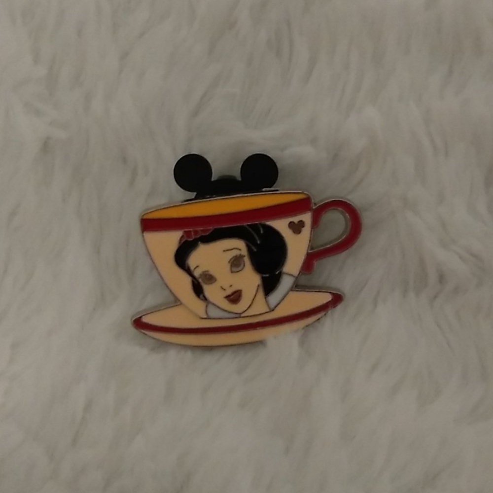 Snow White Disney trading pin.